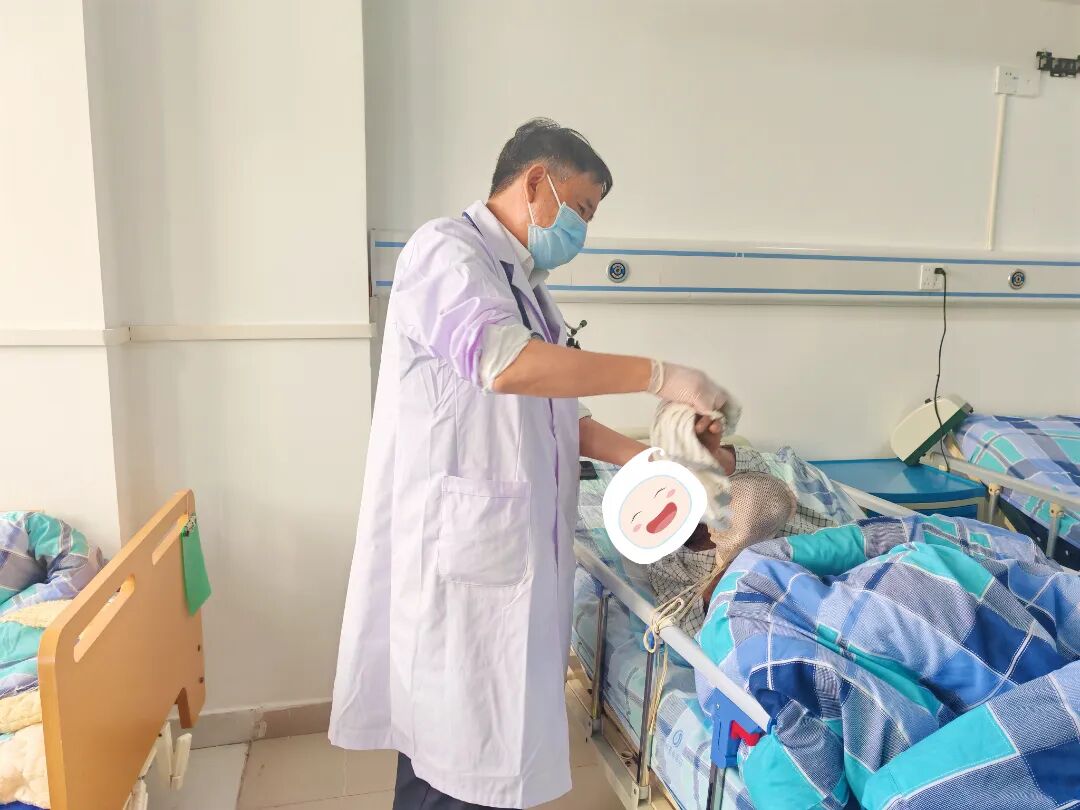 从病房到 “心房”：彭医生用 “亲人式照护” 温暖老年精神科患者