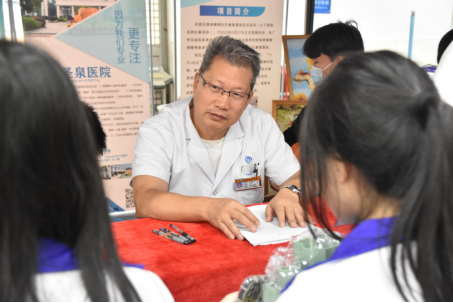 学生向朴主任咨询学习困难的问题