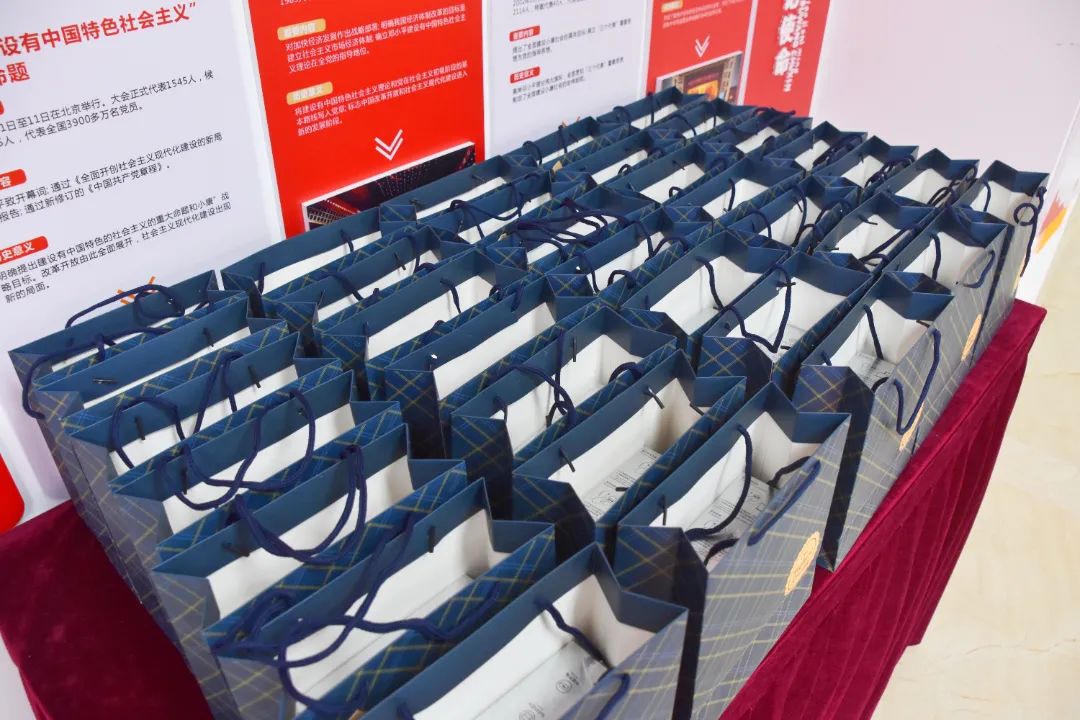大会上还为全院医师们准备了医师节礼物——高品质达尔优鼠标
